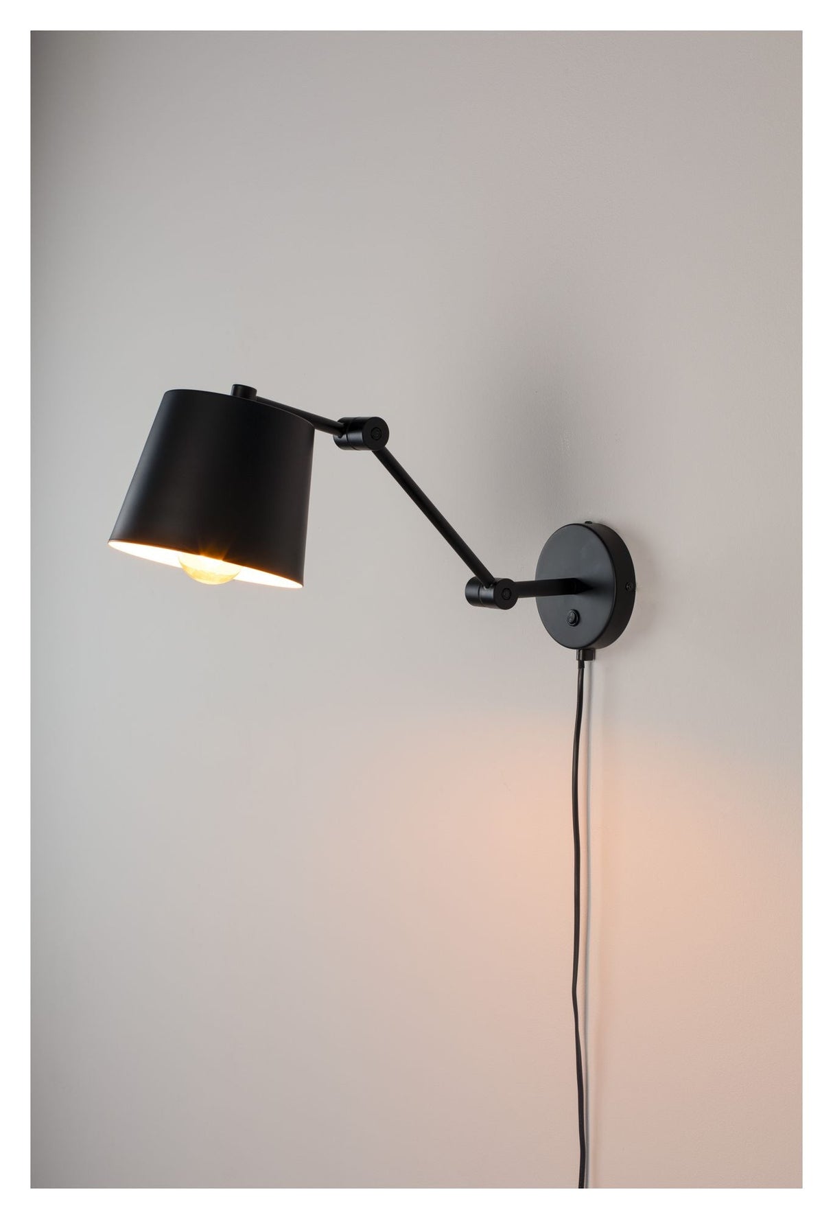 homii hajo vegglampe, svart