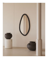 Magrit Mirror, solid Mughal Wood med svart finish, Ø60x110