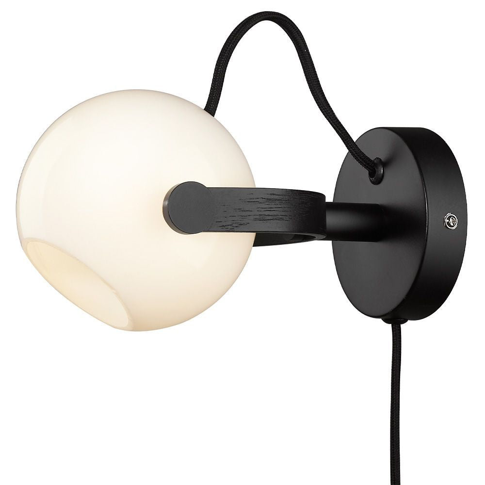 Halo Design D.C vegglampe ø12, opalisk w. Oak-svart