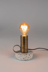 homii aria bordlampe - hvit terrazzo/gyllent jern