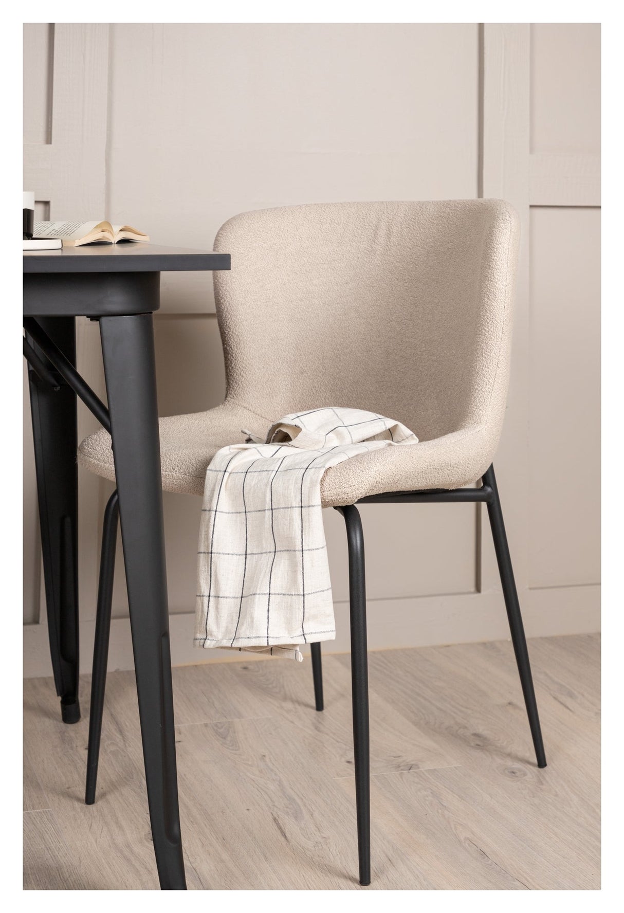 Tempe Spisebord med 2 Modesto stoler - Sort/Beige bouclé