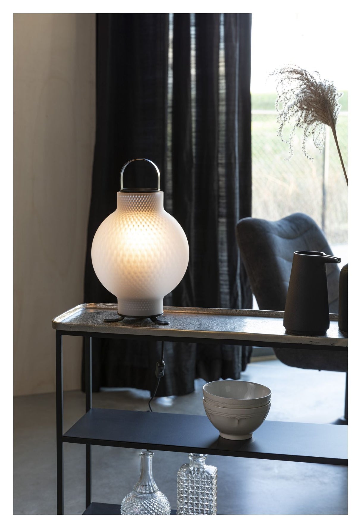 Zuiver nomad bordlampe frostet hvitt glass